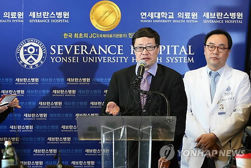 브리핑하는 우창제 미 대사관 공보참사관