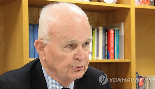주한 미국대사를 지낸 스티븐 보즈워스 미국 존스홉킨스대 국제관계대학원(SAIS) 한미연구소 소장이 21일(현지시간) 연합뉴스·연합뉴스TV와의 인터뷰에서 일본의 과거사 왜곡 및 위안부 부정 논란에 대해 입장을 밝히고 있다. 2015.03.22