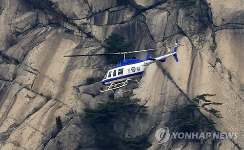 9일 오전 경찰 헬기가 북한산 일대를 수색하고 있다.