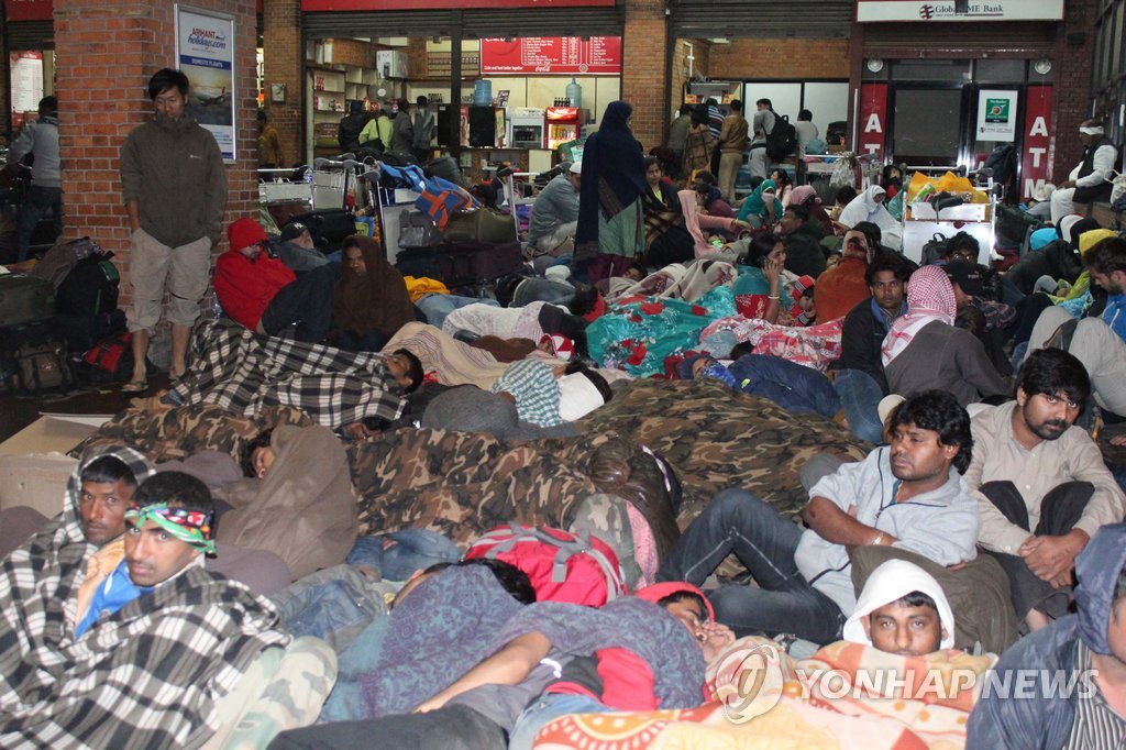 카트만두 공항서 귀국 비행기 기다리는 인도인들