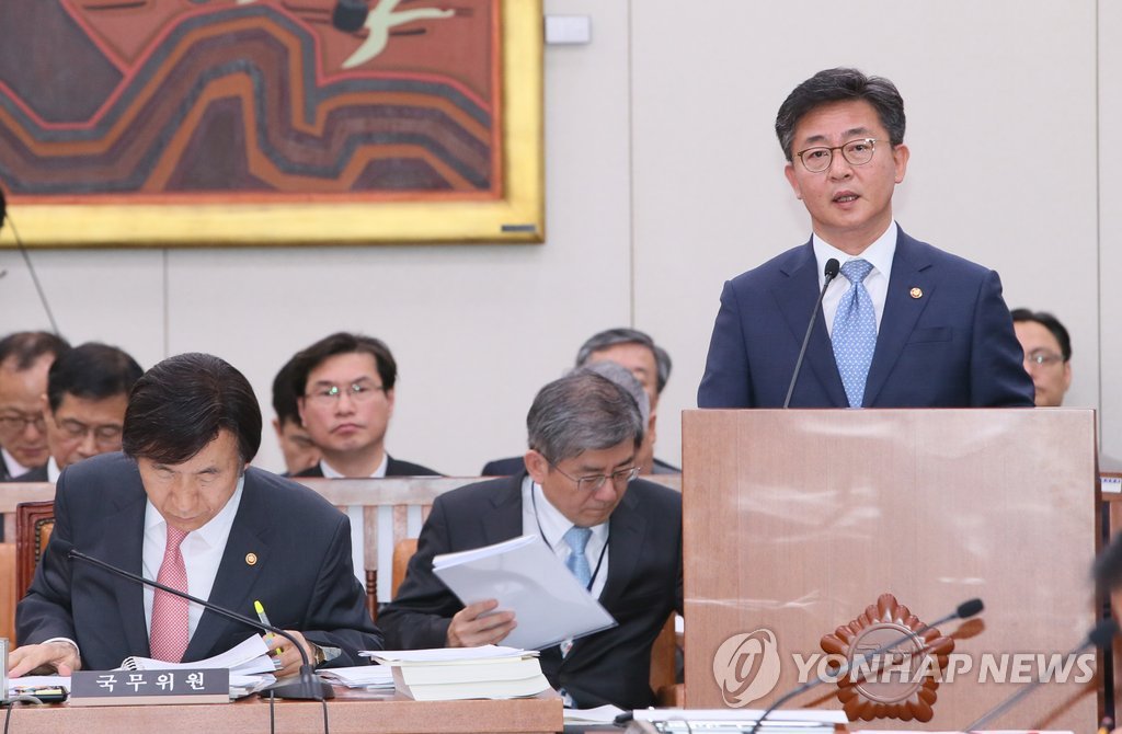 홍용표 통일부 장관 <<연합뉴스 자료사진>>
