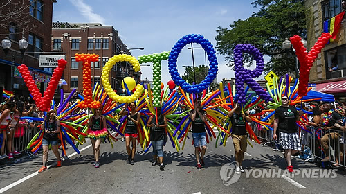 美대법원이 동성결혼 합법화 결정을 내린 2015년 6월의 시카고 게이 퍼레이드