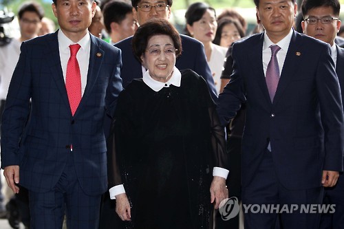 김포공항 들어서는 이희호 여사