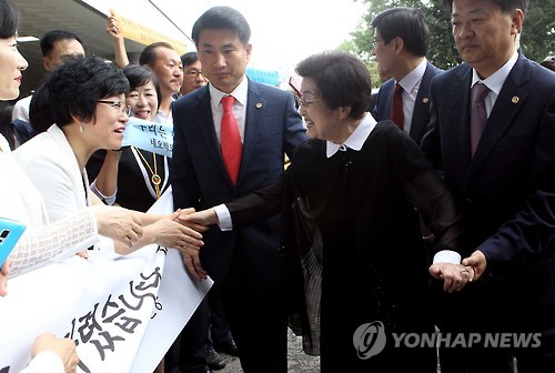 시민단체와 인사하는 이희호 여사