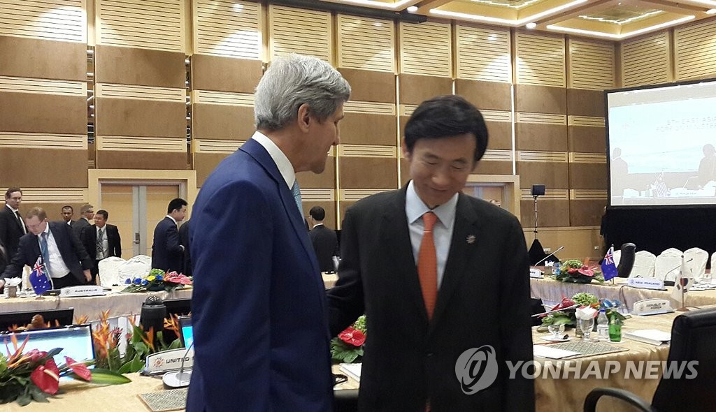 윤병세 외교부 장관(오른쪽)과 존 케리 미 국무장관. (연합뉴스 자료사진)