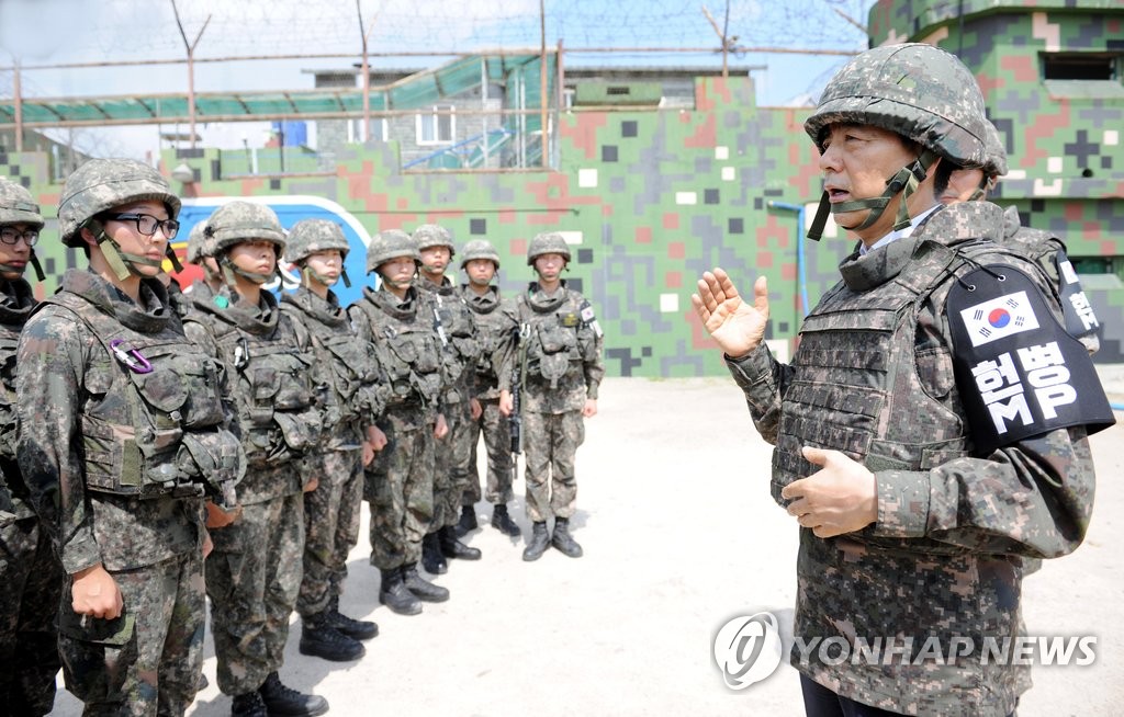 비무장지대 소초 찾은 한민구 국방장관