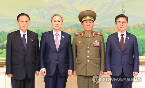 북측 김양건 당 비서, 남측 김관진 국가안보실장, ·북측 황병서 군 총정치국장, 남측 홍용표 통일부 장관(왼쪽부터)이 지난 8월 25일 합의를 마치고 기념촬영하고 있다. <<통일부 제공>>