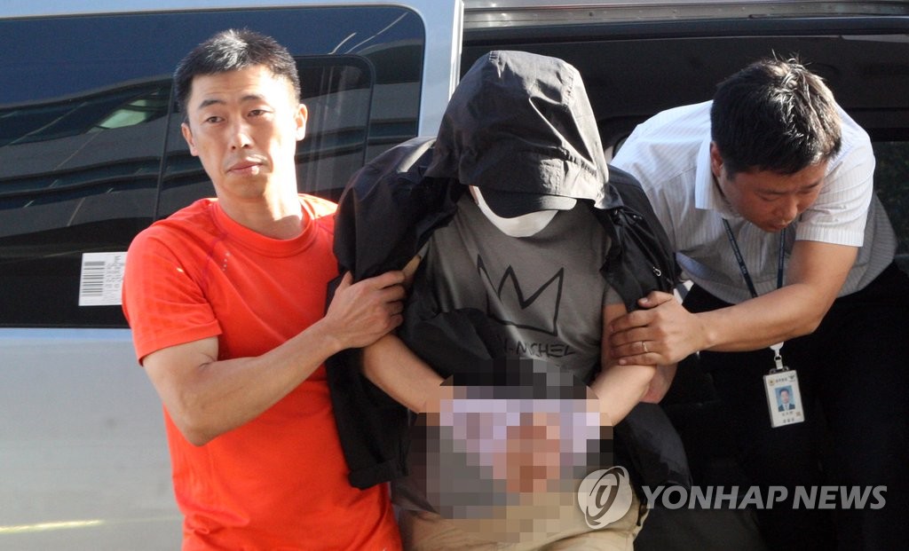 '워터파크 몰카' 동영상 촬영을 지시한 강모(33)씨가 지난 8월 전남 장성에서 검거돼 경기 용인동부경찰서로 압송되고 있다. (연합뉴스 자료사진)