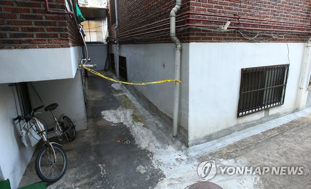 24일 흉기 살인사건이 발생한 서울 노원구 공릉동의 한 다가구주택 사건현장에 폴리스 라인이 쳐져 있다.