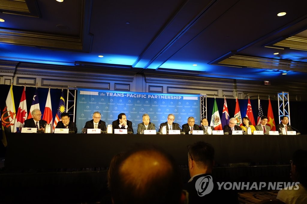 TPP 타결 발표하는 12개 참가국 대표단