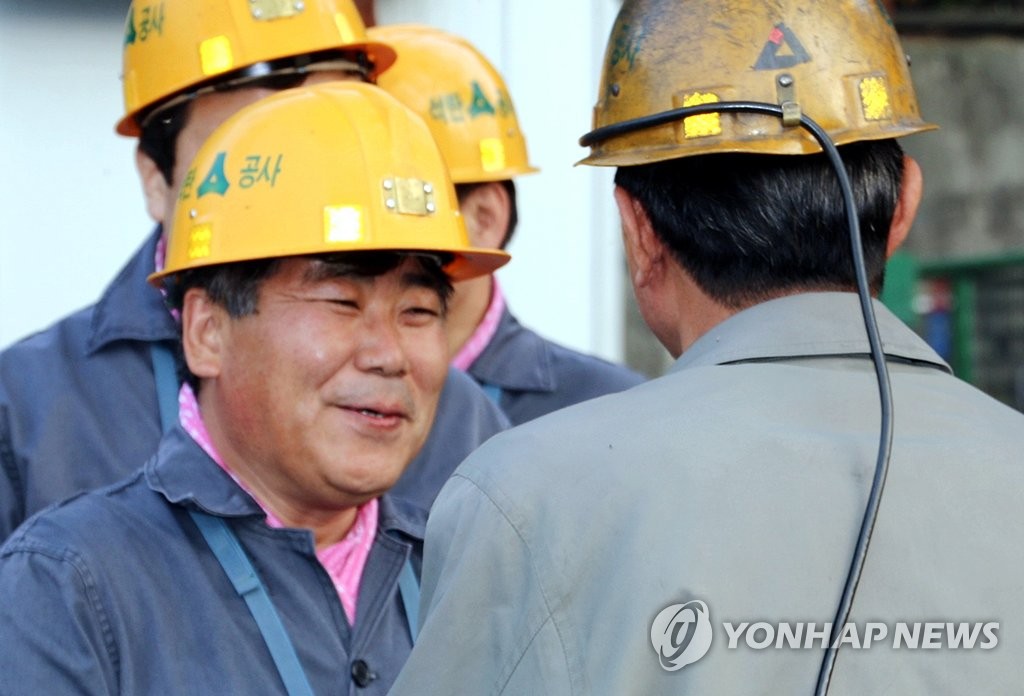 탄광 근로자 격려하는 이이재 의원(연합뉴스 자료사진)