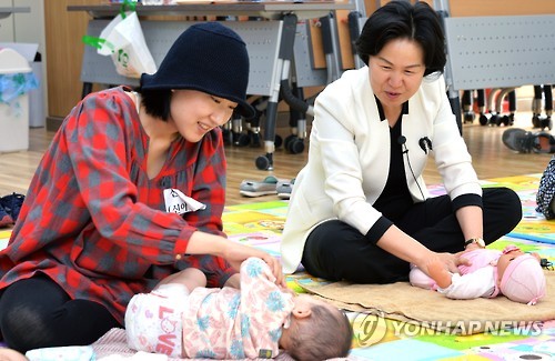 아기 마사지를 배우는 엄마