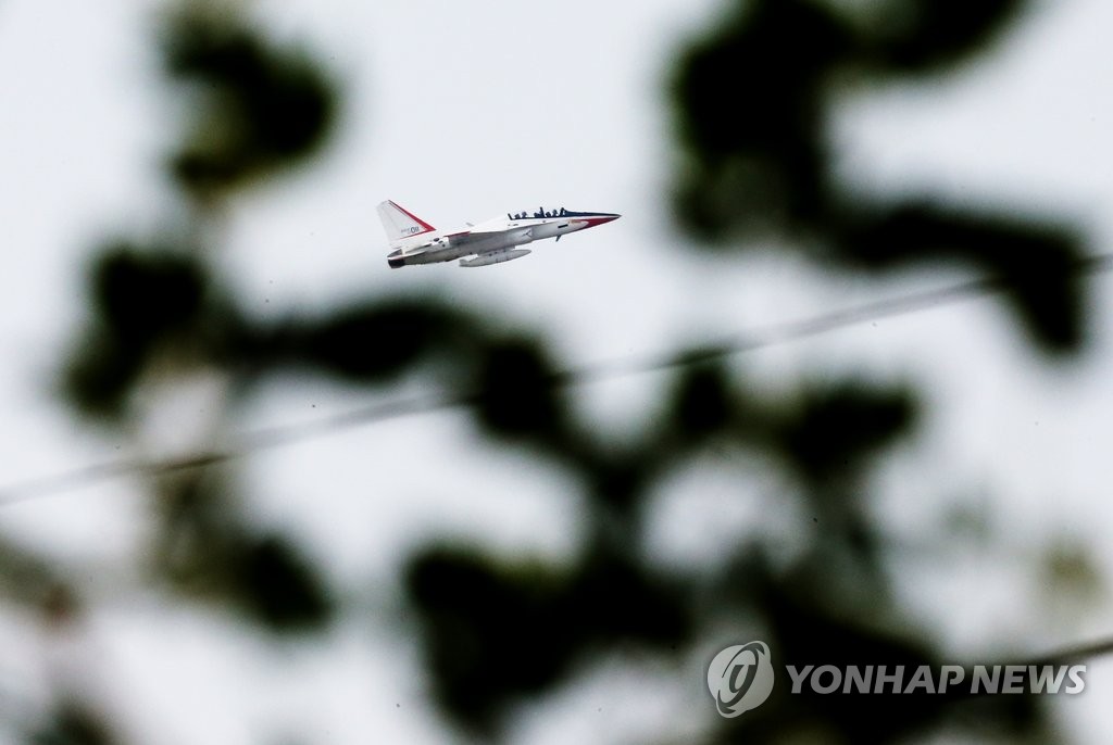 아파트 단지 옆 지나는 공군 훈련기