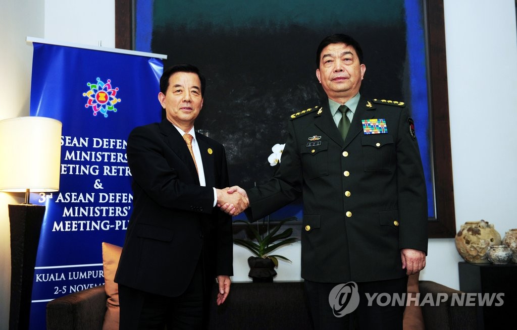 사진은 지난해 제3차 아세안 확대 국방장관회의(ADMM-Plus)에 참석한 한민구 국방부 장관(왼쪽)과 창완취안(常萬全) 중국 국방부장관이 양자회담 이후 악수를 하고 있는 모습 <<연합뉴스 자료사진>>