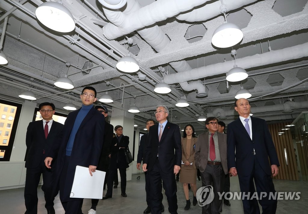 문화창조벤처단지 공사현장 찾은 김종덕·차은택