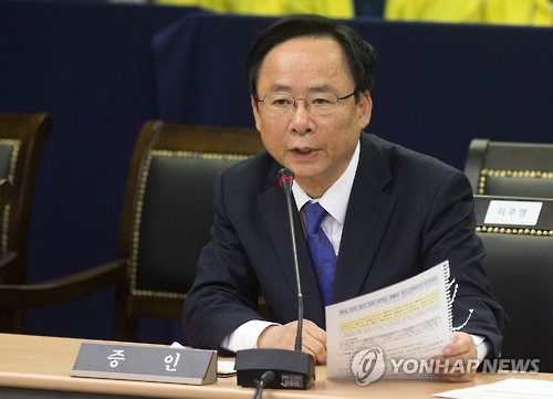 해수부 상황보고서 살펴보는 이주영 전 장관