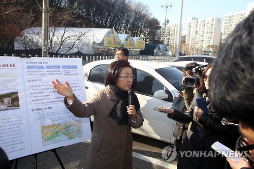 행복주택 건립 예정부지서 현장설명하는 강남구청장