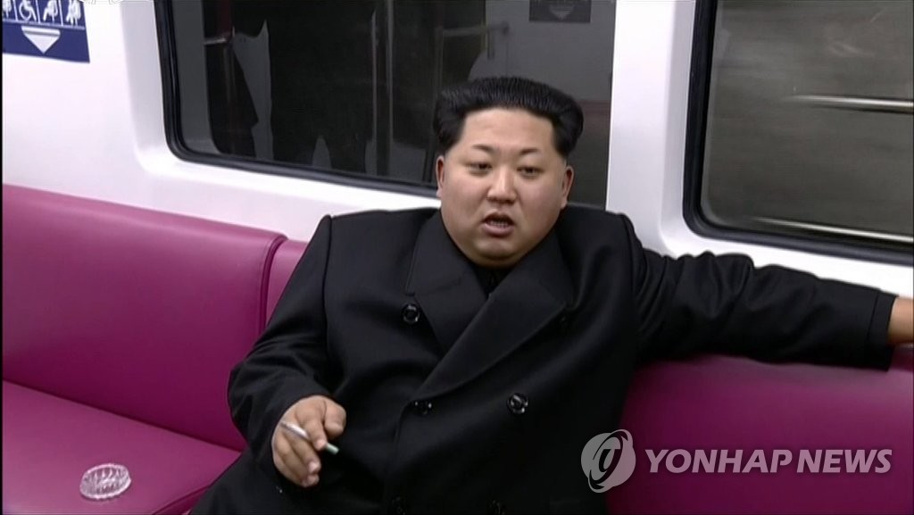 '애연가' 北김정은 지하철서도 흡연