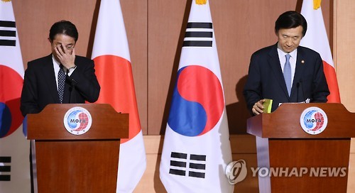 윤병세 외교장관(오른쪽)과 기시다 후미오 일본 외무상