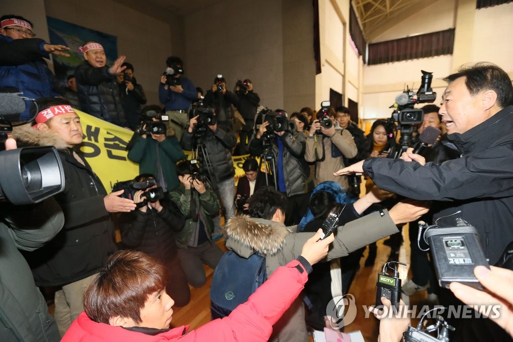 장소 이전 공지하는 김방훈 제주도 정무부지사