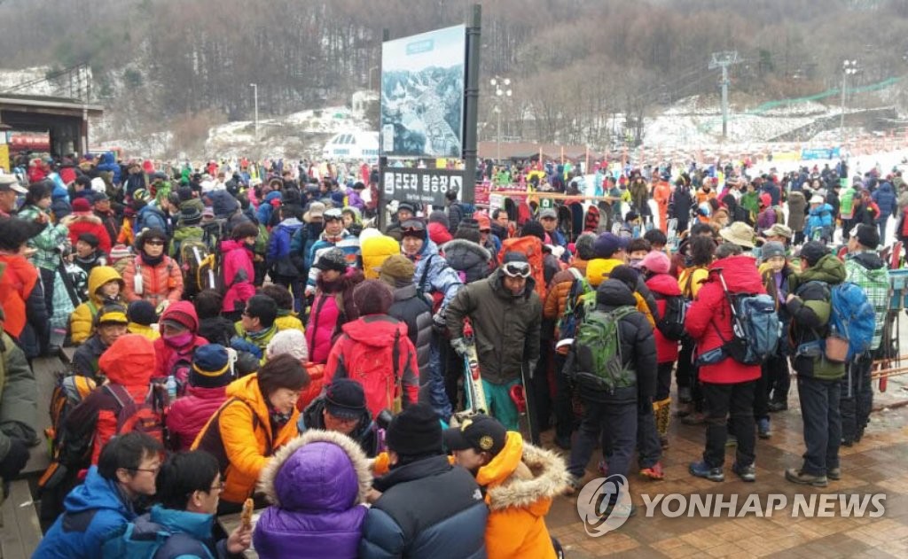무주리조트 곤돌라 탑승 기다리는 관광객