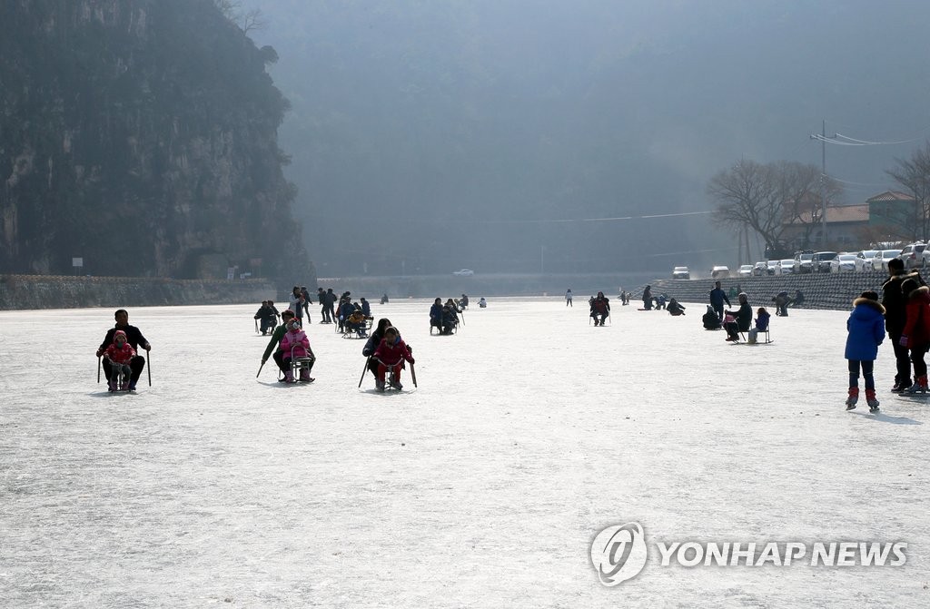 "추워도 괜찮아"…안동 암산스케이트장 인파