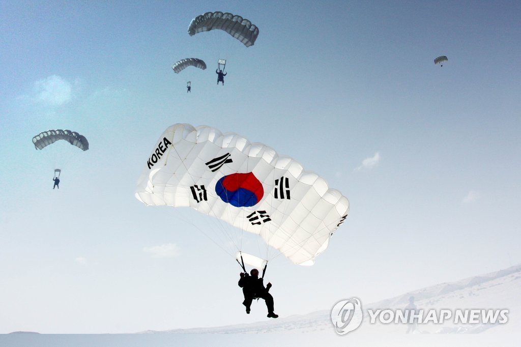 고공강하훈련하는 아크부대 고공팀 요원