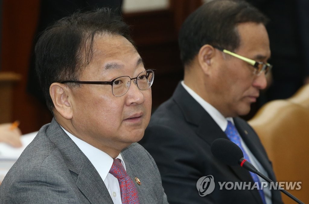 3일 열린 경제관계장관회의에서 유일호 경제부총리 겸 기획재정부 장관은 경기 부양 대책등을 논의 했다.