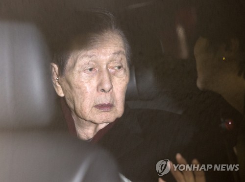 차에 오른 신격호 총괄회장