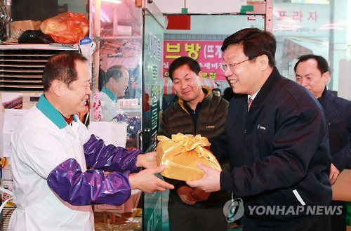 공주산성시장 방문한 주형환 장관