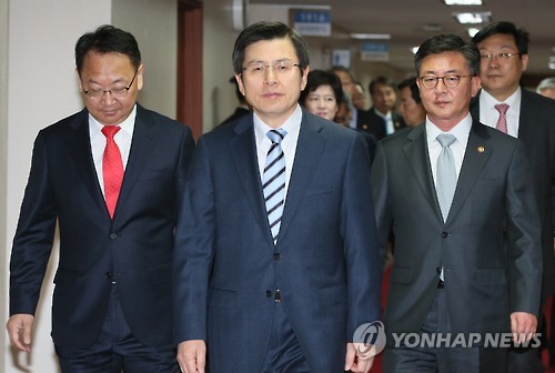 국무회의 입장하는 황 총리 통일장관