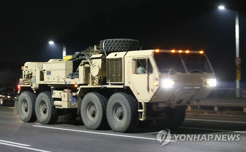 어제 북한이 개성공업지구를 폐쇄하고 군사통제구역으로 선포함에 따라 이에 대비하기 위해 서부전선으로 이동중인 군용차량의 모습