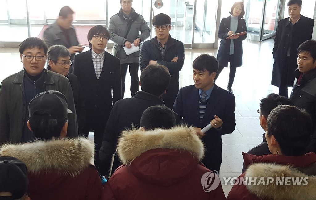 '롯데 압박 결의안' 비판 홍준표 지사에 항의