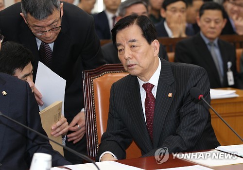 자료보는 한민구 장관