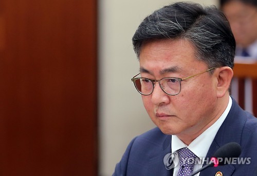 홍용표 통일부 장관, '굳은 표정'