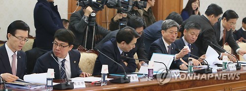 개성공단 기업지원 논의하는 차관들