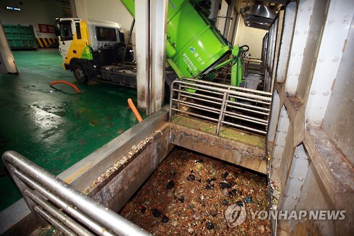 쏟아지는 음식물 쓰레기