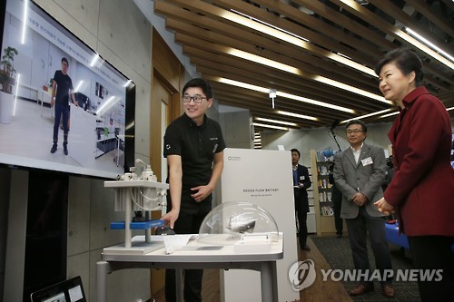 제품 설명 듣는 박 대통령