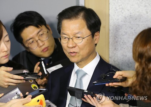 야권통합 제의 관련 질문받는 천정배 대표