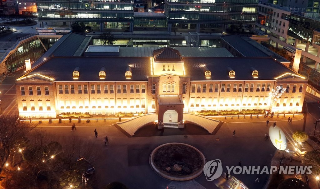 빛으로 단장한 옛 임시수도청사