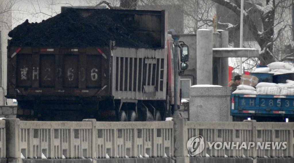 중국과 북한이 인접한 두만강 투먼 통상구를 떠난 화물차가 북한 남양시 검문소에서 검문검색을 받고 있는 모습 [연합뉴스 자료사진]
