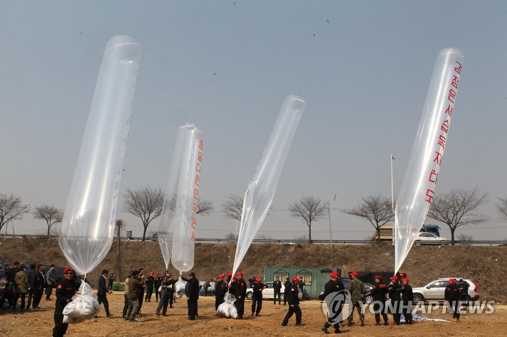 This file photo shows members of conservative groups in South Korea launching large balloons carrying anti-Pyongyang leaflets into the air in their bid to send them into North Korea in the border town of Paju on March 28, 2016, a campaign that is strongly opposed by the North. (Yonhap)