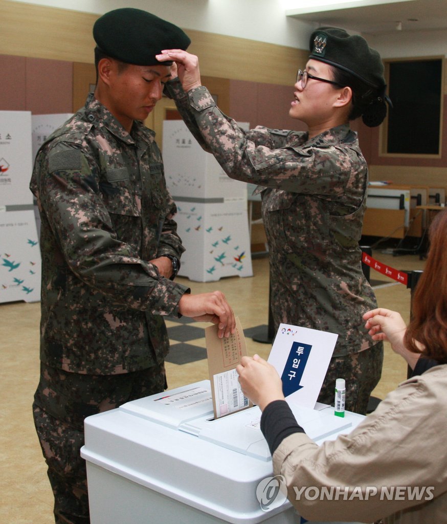<총선> '베레모 각 잡고'