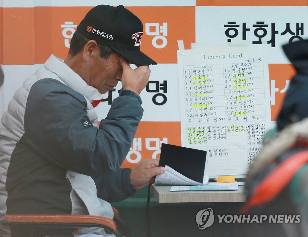 머리 만지는 김성근