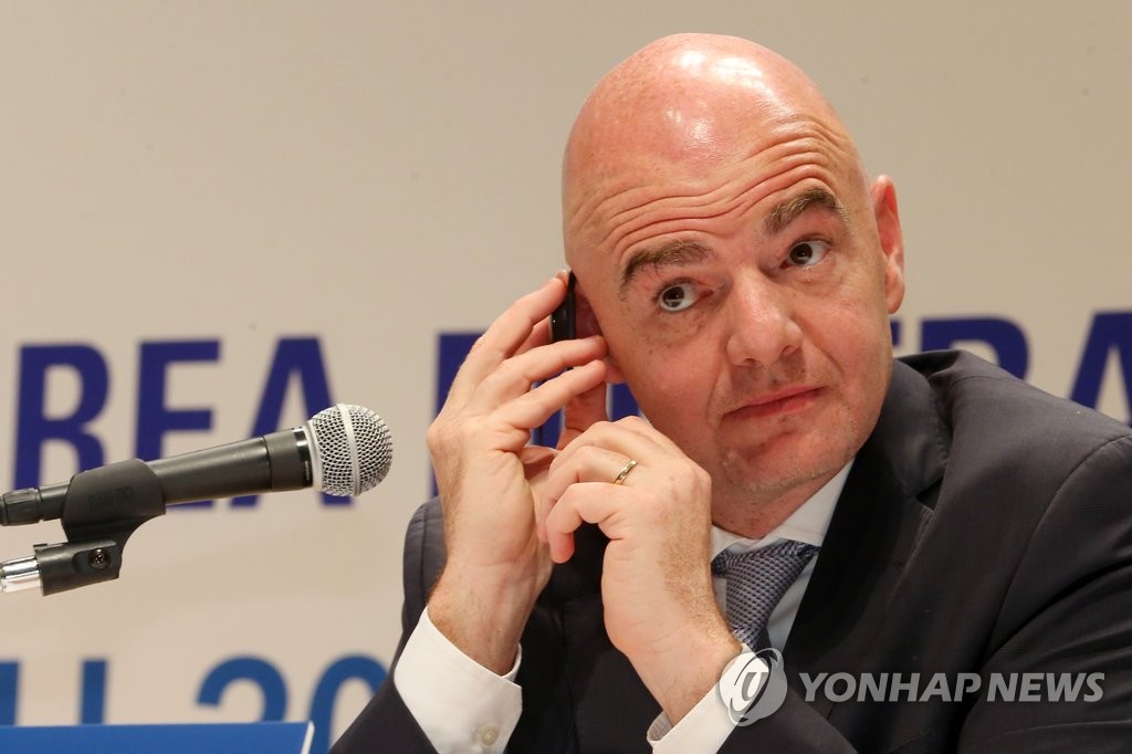 취재진 질문 듣는 인판티노 FIFA 회장