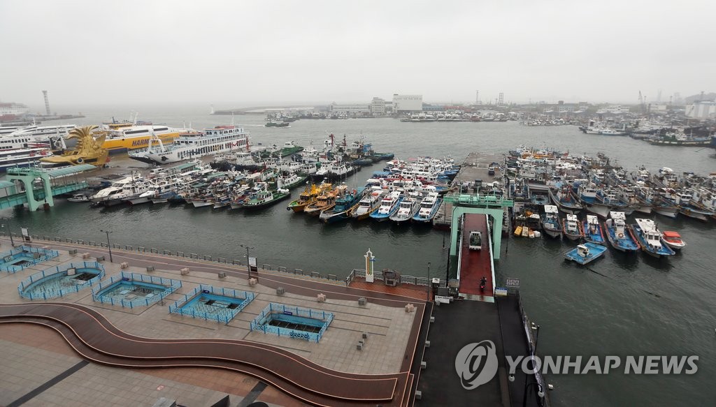 강풍에 발 묶인 인천 여객선