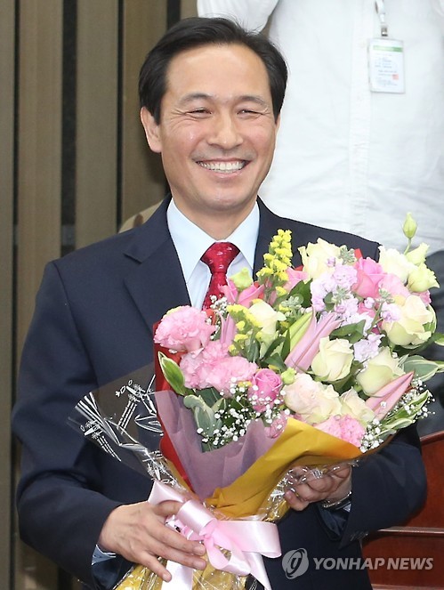 꽃다발 받고 활짝 웃는 우상호