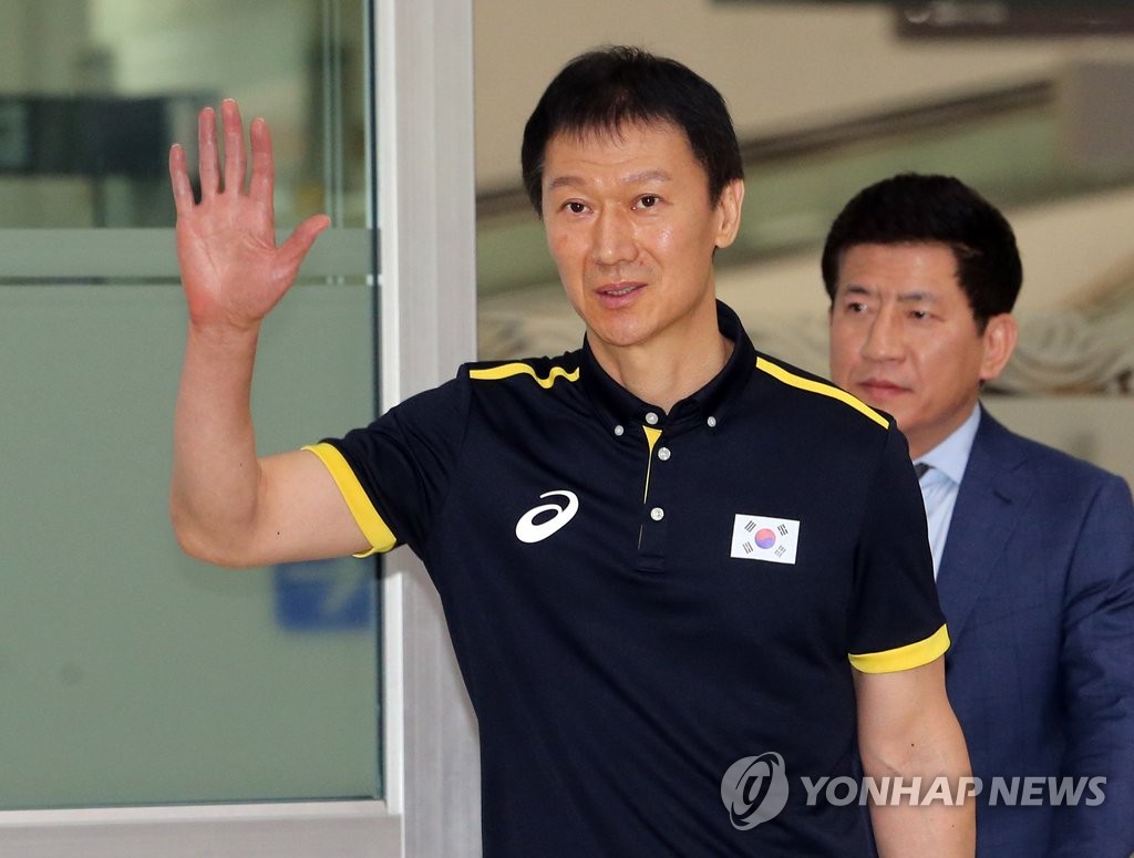 귀국한 여자배구대표팀 이정철 감독