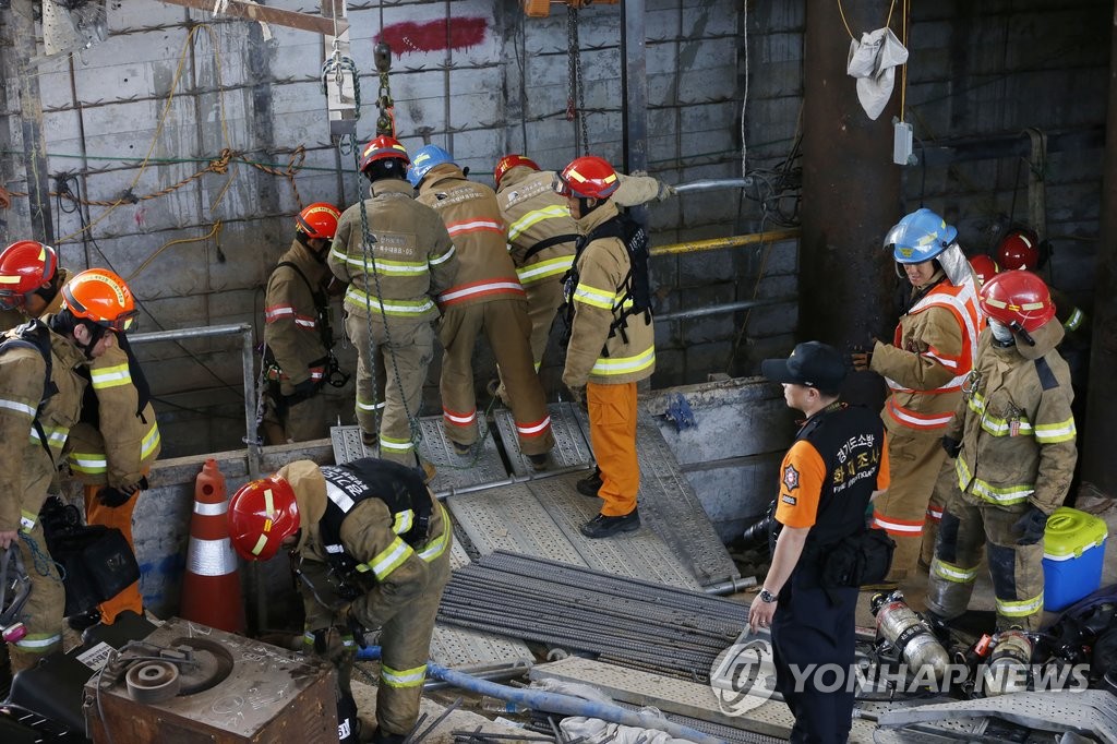 구조작업 벌이는 소방대원들