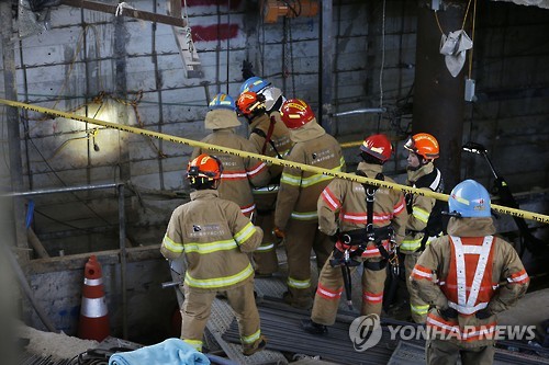 <남양주 붕괴사고> 현장 살펴보는 소방대원